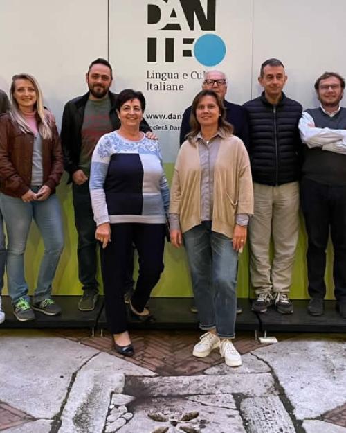 U sredini prof. Nina Jandroković sa studentima.